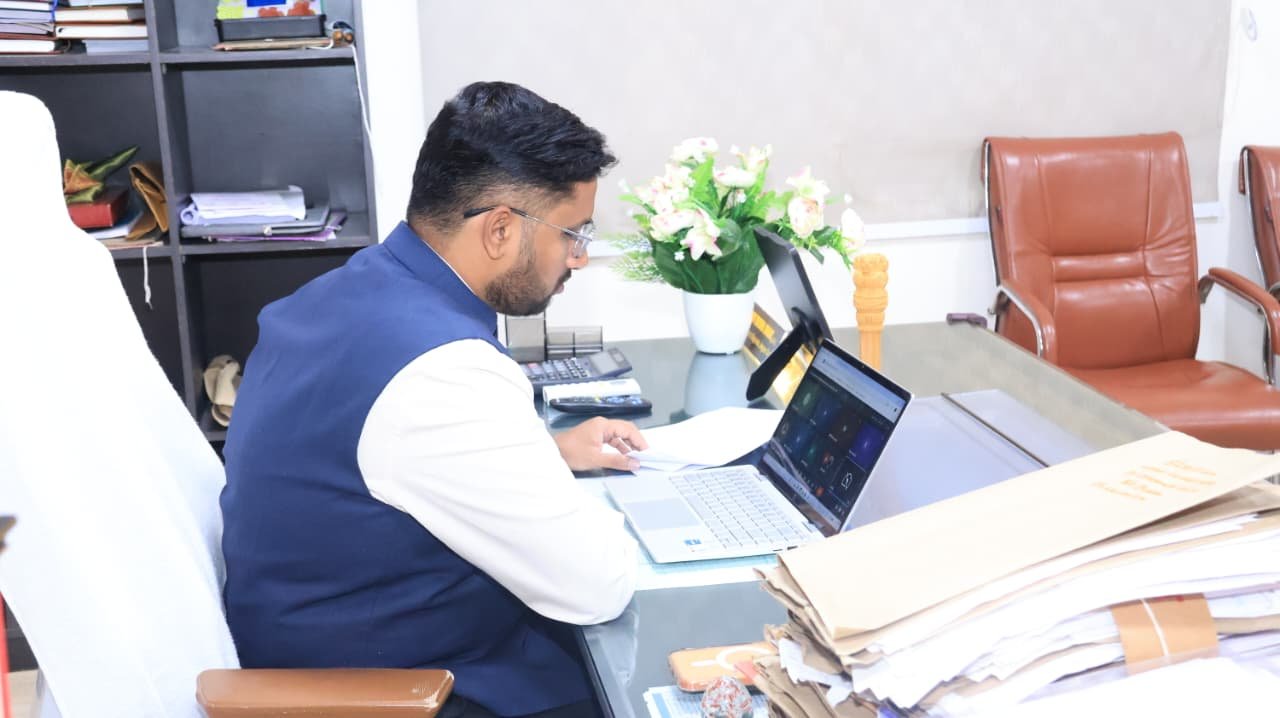 ప్రి మెట్రిక్ స్కాలర్షిప్ నమోదు లక్ష్యాన్ని సాధించె అంశం మీద  ఎంపీడీఓలు, ఎంఆర్ఓలు, ఎంఈఓలతో జిల్లా కలెక్టర్  రిజ్వాన్ బాషా షేక్